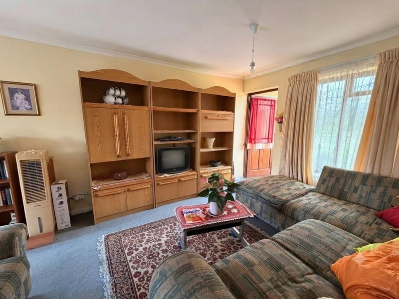 Cozy and sunny 1st Floor 2 Bedroom Apartment - Photo 2