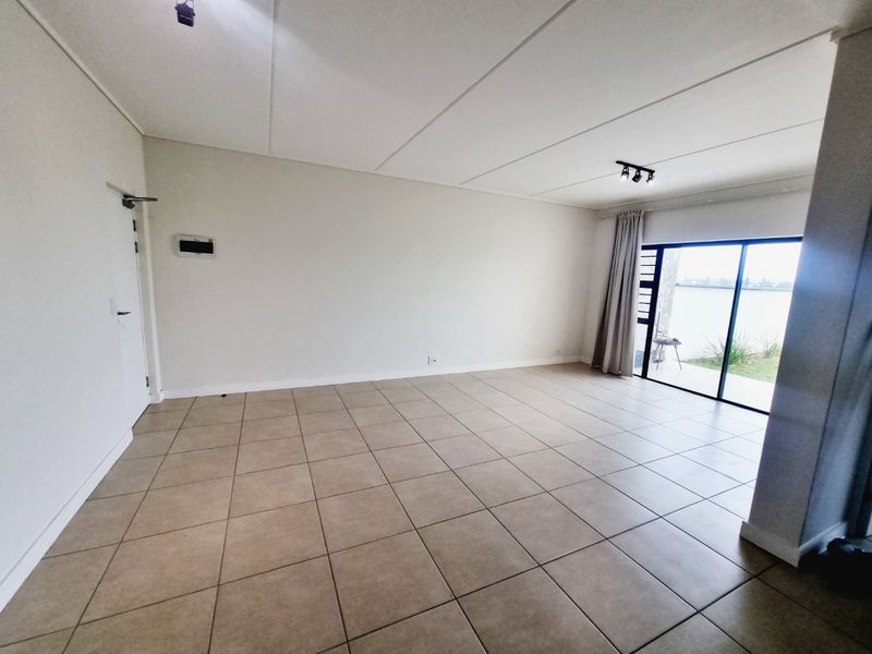 Impeccable Ground Floor Apartment in Fynbos Estate — R24,950 p/m - Photo 5