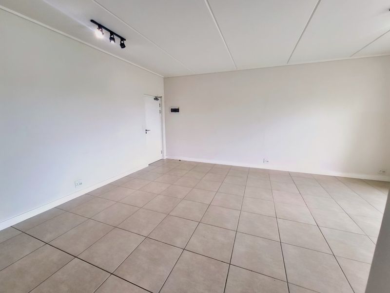 Impeccable Ground Floor Apartment in Fynbos Estate — R24,950 p/m - Photo 4