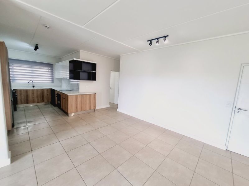 Impeccable Ground Floor Apartment in Fynbos Estate — R24,950 p/m - Photo 2
