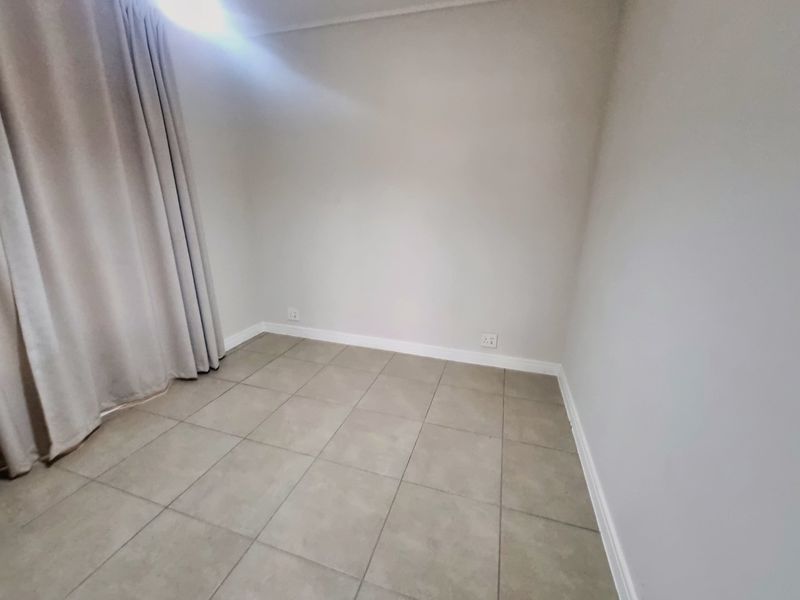 Impeccable Ground Floor Apartment in Fynbos Estate — R24,950 p/m - Photo 10