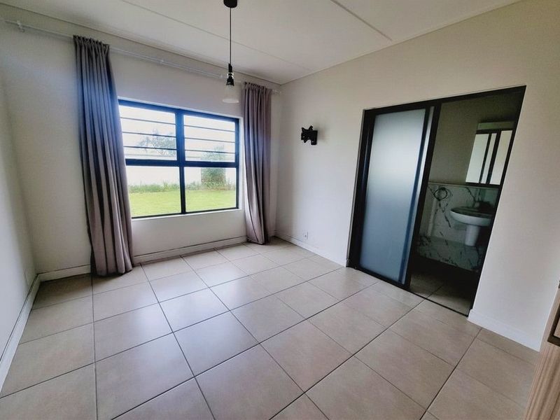 Impeccable Ground Floor Apartment in Fynbos Estate — R24,950 p/m - Photo 6