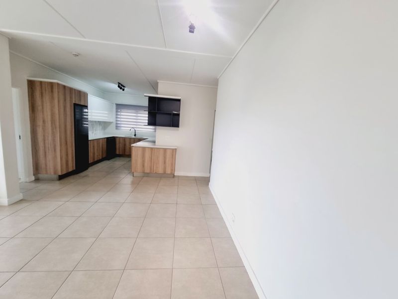 Impeccable Ground Floor Apartment in Fynbos Estate — R24,950 p/m - Photo 3