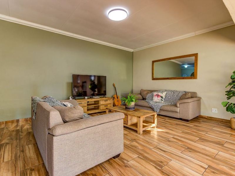Spacious Family Home Designed for Comfortable Living - Photo 2