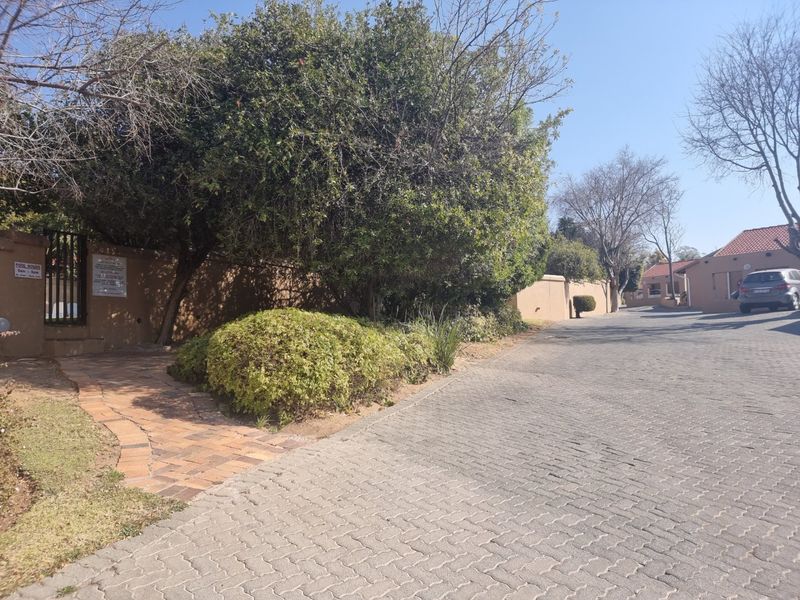 Modern Contemporary ,,,,,,,,,, 2 Bedrooms ,,1 Bathrooms,,  1 Lock Garage,, Private Garden, Staff Quarters ,, Pet Friendly  Townhouse  - Photo 3