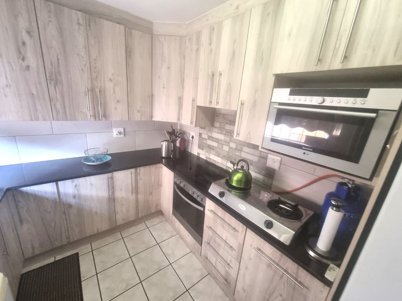 Modern Contemporary ,,,,,,,,,, 2 Bedrooms ,,1 Bathrooms,,  1 Lock Garage,, Private Garden, Staff Quarters ,, Pet Friendly  Townhouse  - Photo 2