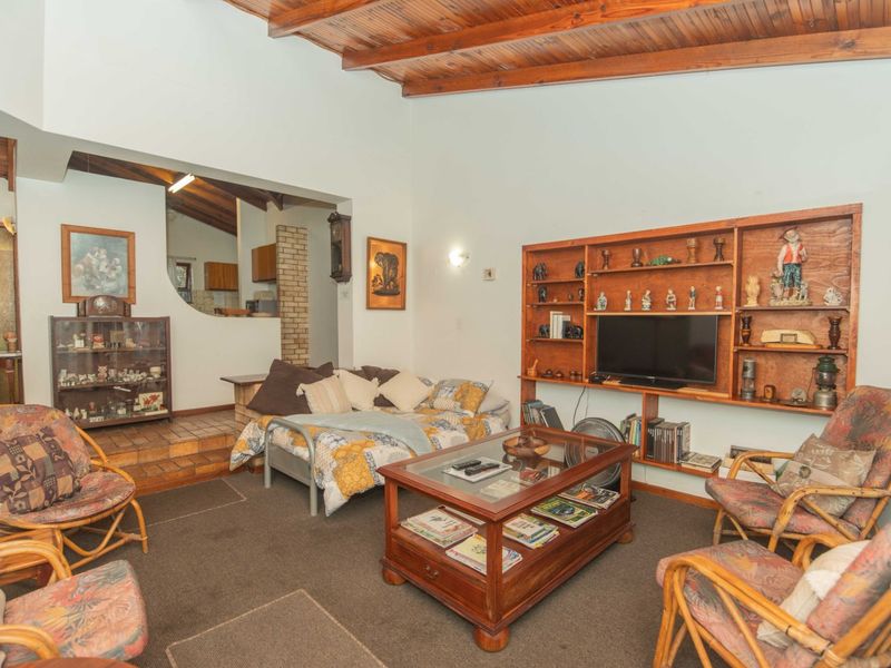 Established Guesthouse & Dual Living Opportunity in Bluewater Bay - Photo 4