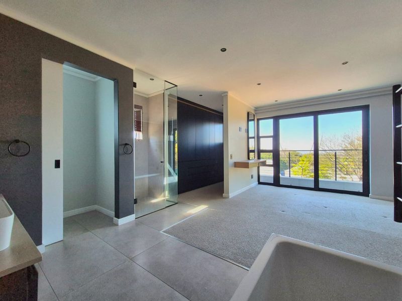 Contemporary Executive Residence with Exceptional Outdoor Living - Photo 4