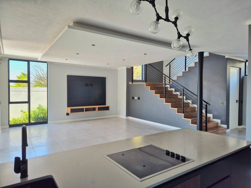 Contemporary Executive Residence with Exceptional Outdoor Living - Photo 1