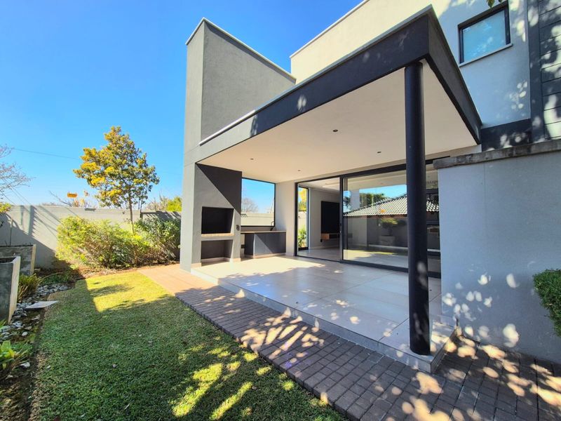 Contemporary Executive Residence with Exceptional Outdoor Living - Photo 5