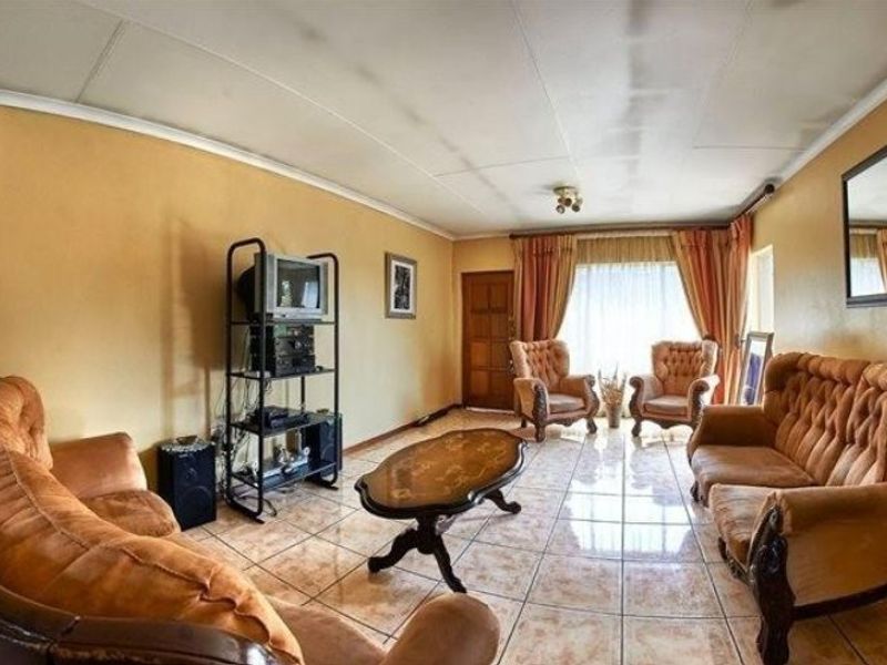 Spacious 3-Bedroom First Floor Apartment for Sale in Vorna Valley - Photo 5