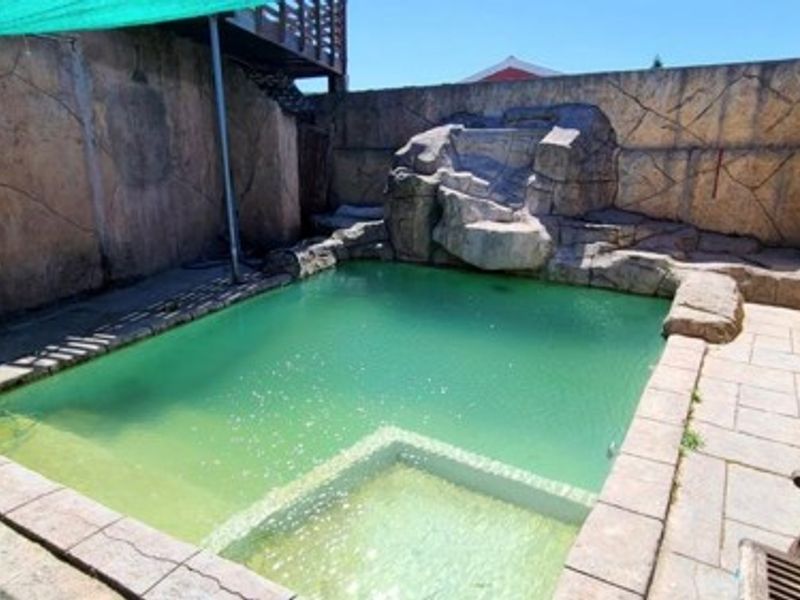 5 Bedroom  Family House in Malibu Village. - Photo 9