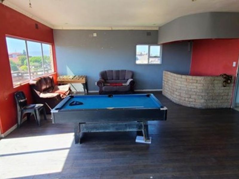 5 Bedroom  Family House in Malibu Village. - Photo 8
