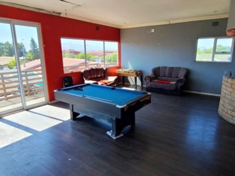 5 Bedroom  Family House in Malibu Village. - Photo 7