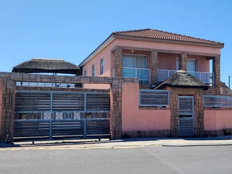 5 Bedroom  Family House in Malibu Village. - Photo 1