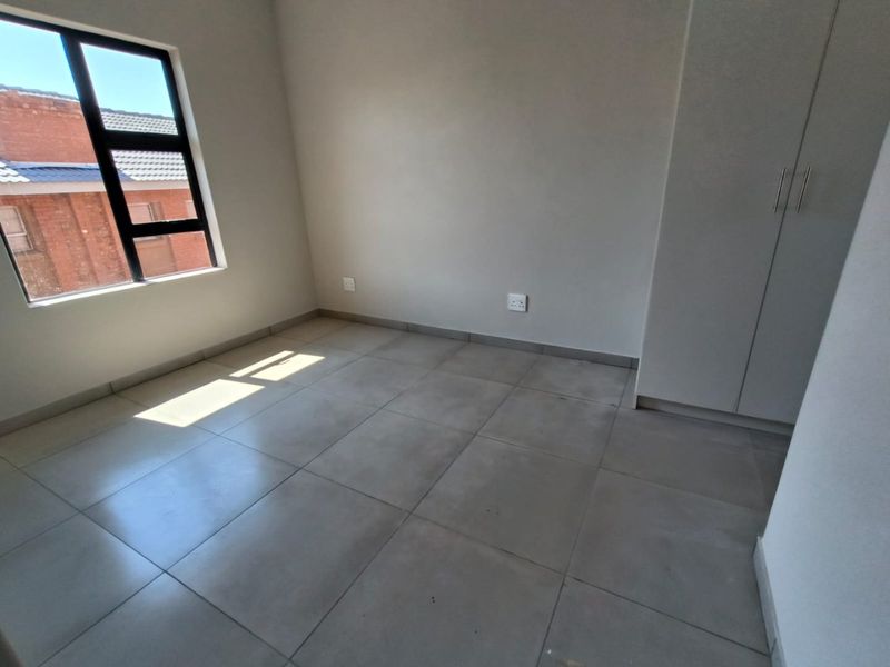 Brand New 3-Bedroom Townhouse To Rent – Theresapark, Pretoria North - Photo 9