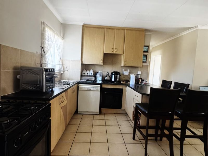 3 BEDROOM, 2 BATHROOM OPEN PLAN APARTMENT  - Photo 4