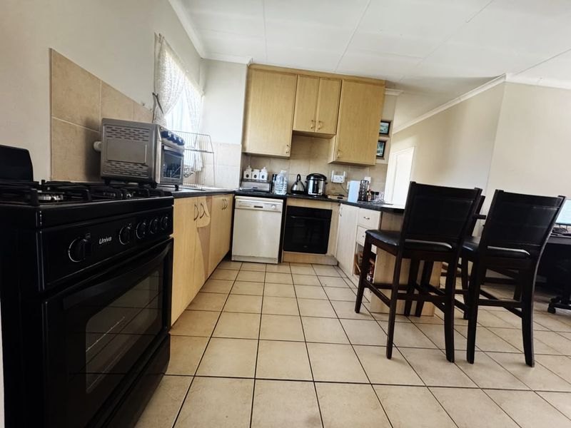 3 BEDROOM, 2 BATHROOM OPEN PLAN APARTMENT  - Photo 5