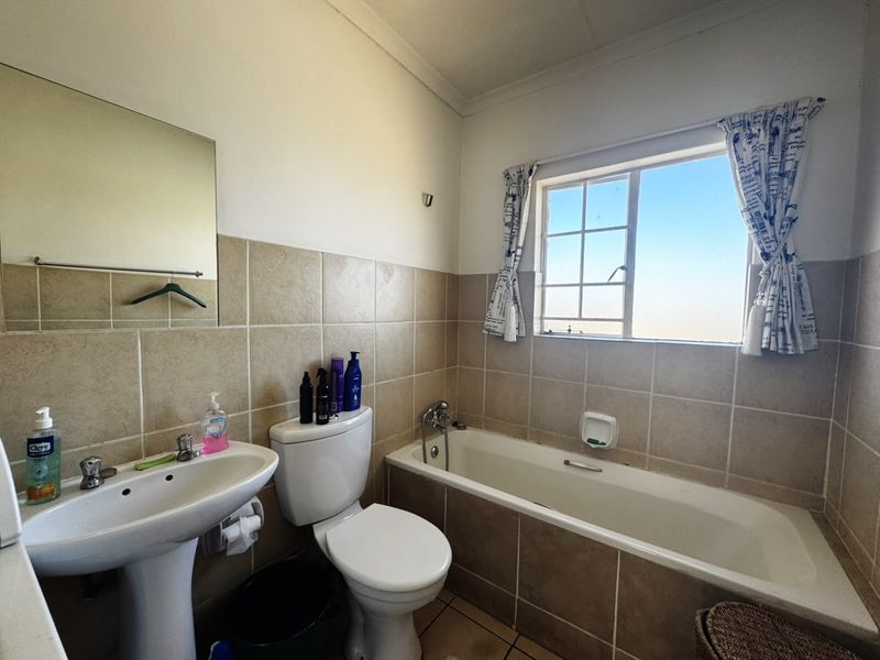 3 BEDROOM, 2 BATHROOM OPEN PLAN APARTMENT  - Photo 10