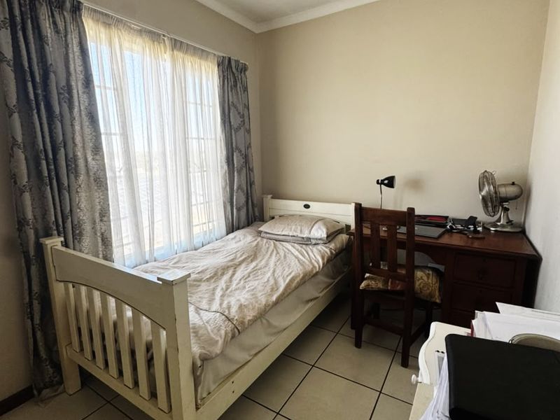 3 BEDROOM, 2 BATHROOM OPEN PLAN APARTMENT  - Photo 8