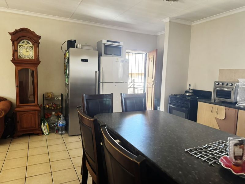 3 BEDROOM, 2 BATHROOM OPEN PLAN APARTMENT  - Photo 2