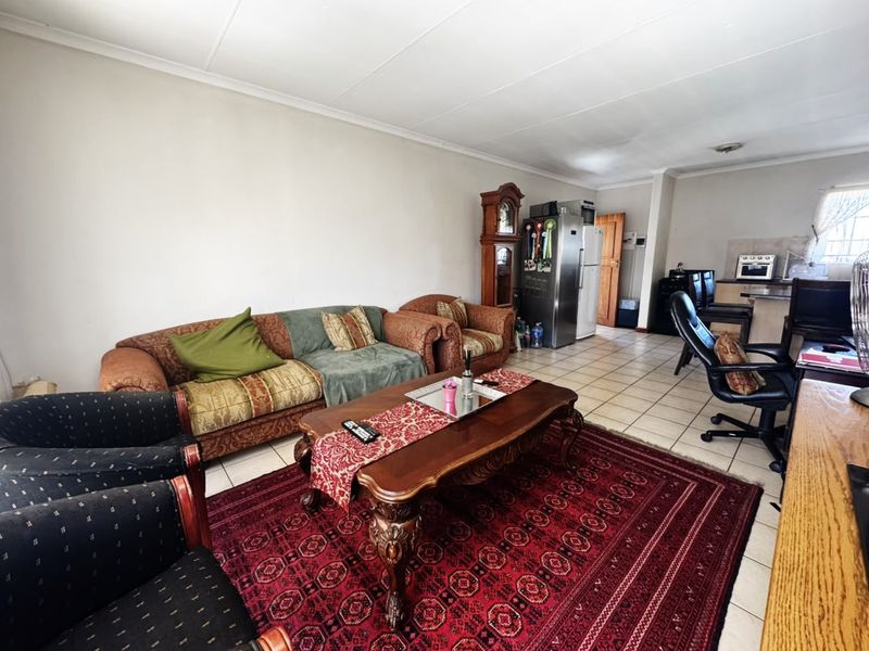3 BEDROOM, 2 BATHROOM OPEN PLAN APARTMENT  - Photo 1