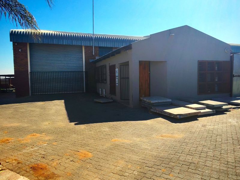 Warehouse to Rent in Ladine – 300 m2 - Photo 1