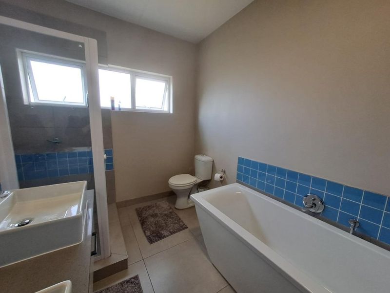 Modern 2-Bedroom Apartment with Private Garden & Beautiful Views - Photo 9