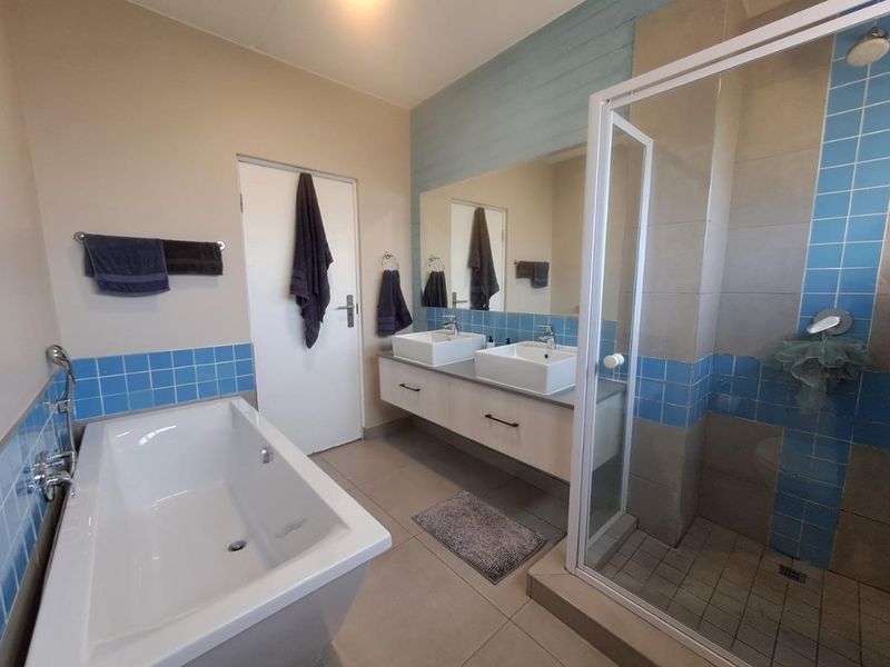 Modern 2-Bedroom Apartment with Private Garden & Beautiful Views - Photo 7