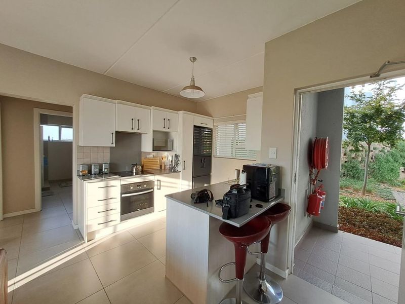 Modern 2-Bedroom Apartment with Private Garden & Beautiful Views - Photo 2