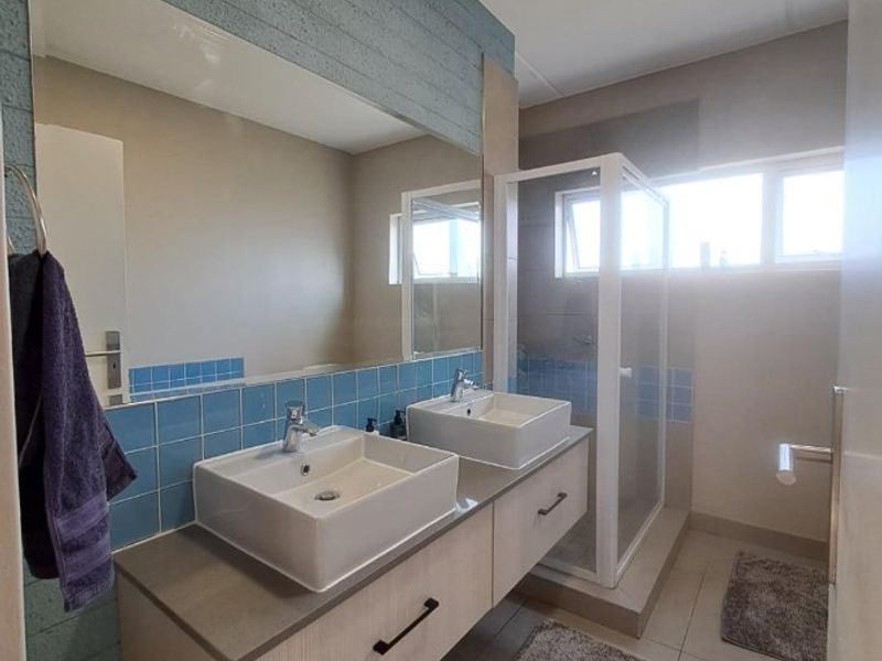Modern 2-Bedroom Apartment with Private Garden & Beautiful Views - Photo 8