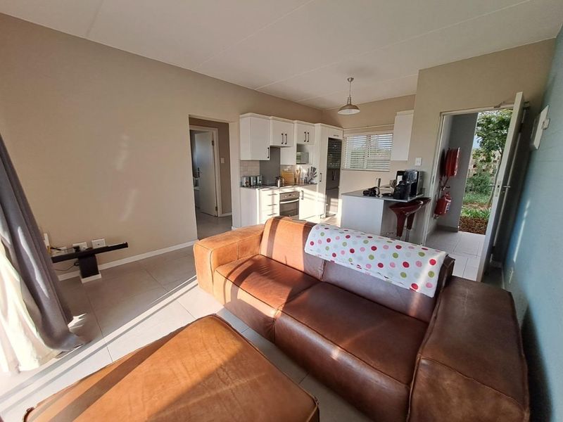 Modern 2-Bedroom Apartment with Private Garden & Beautiful Views - Photo 3