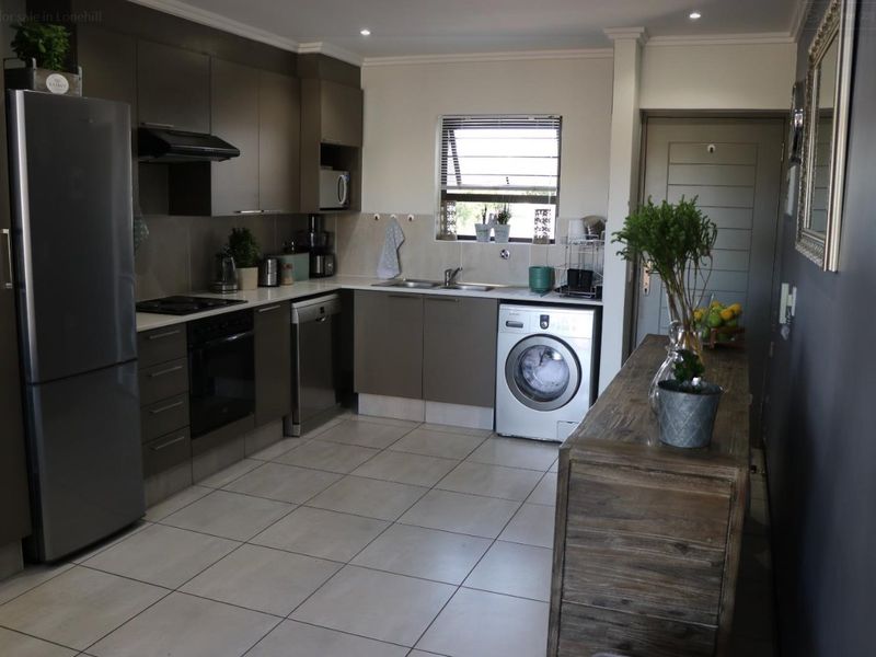 Modern 2-Bedroom Loft Apartment for Sale in Sought-After Casablanca Estate, Lonehill - Photo 3