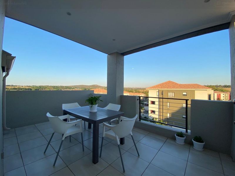 Modern 2-Bedroom Loft Apartment for Sale in Sought-After Casablanca Estate, Lonehill - Photo 2