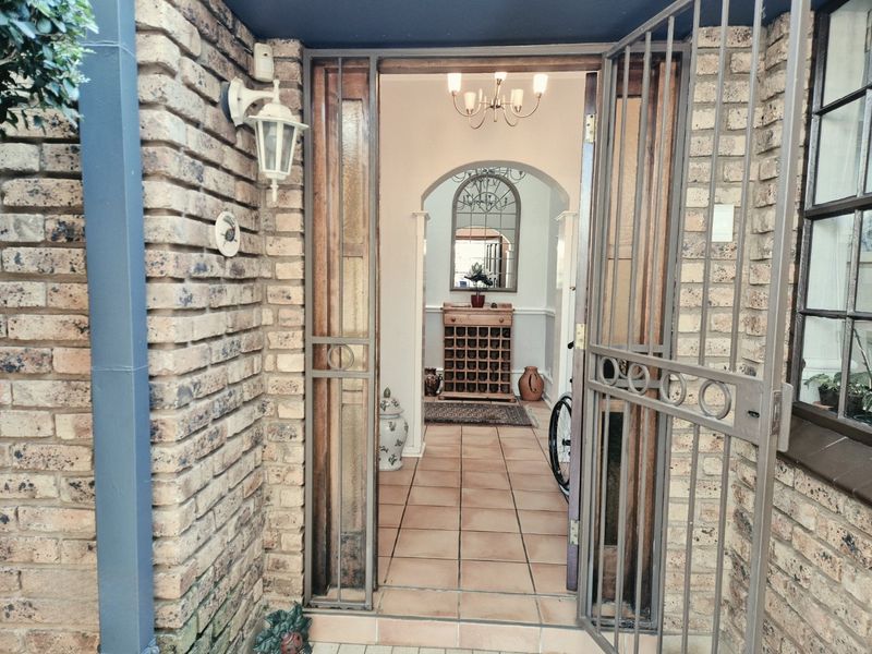 Elegant Family Townhouse Offering Space, Security and Comfort in Nieuw Muckleneuk - Photo 3