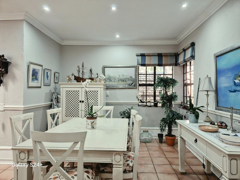 Elegant Family Townhouse Offering Space, Security and Comfort in Nieuw Muckleneuk - Photo 10
