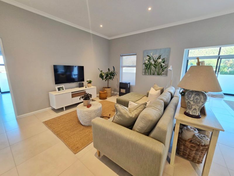 Stylish Single-Level Living in Secure Lakeview Estate with Modern Comforts and Easy Lock-Up-and-Go Convenience - Photo 3