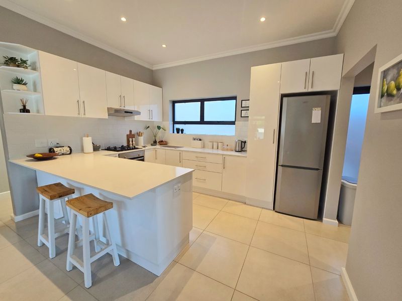 Stylish Single-Level Living in Secure Lakeview Estate with Modern Comforts and Easy Lock-Up-and-Go Convenience - Photo 4