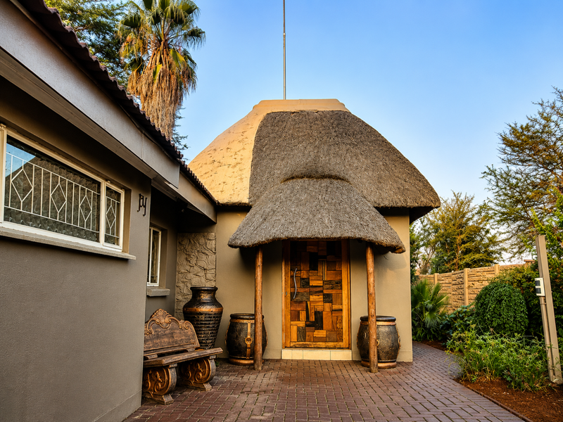Enchanting 4-Bedroom Haven - Photo 3