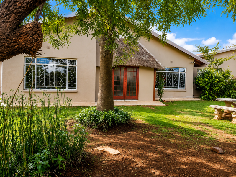 Enchanting 4-Bedroom Haven - Photo 1