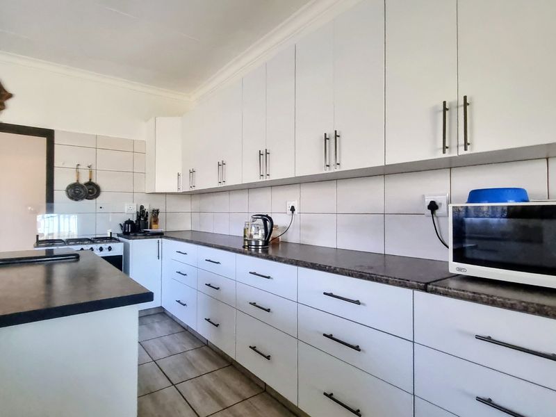 Three-Bedroom Off-Grid Home with Flat, Lapa and Dam Proximity in Oranjeville - Photo 4