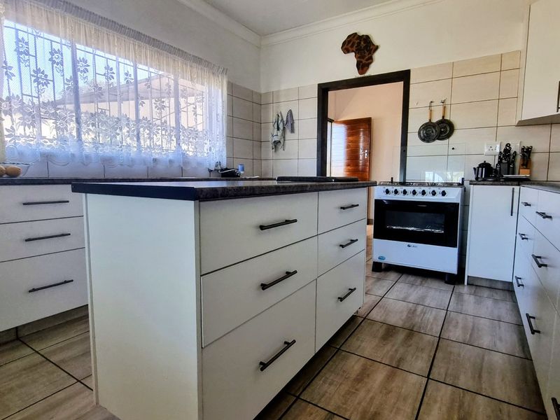 Three-Bedroom Off-Grid Home with Flat, Lapa and Dam Proximity in Oranjeville - Photo 5
