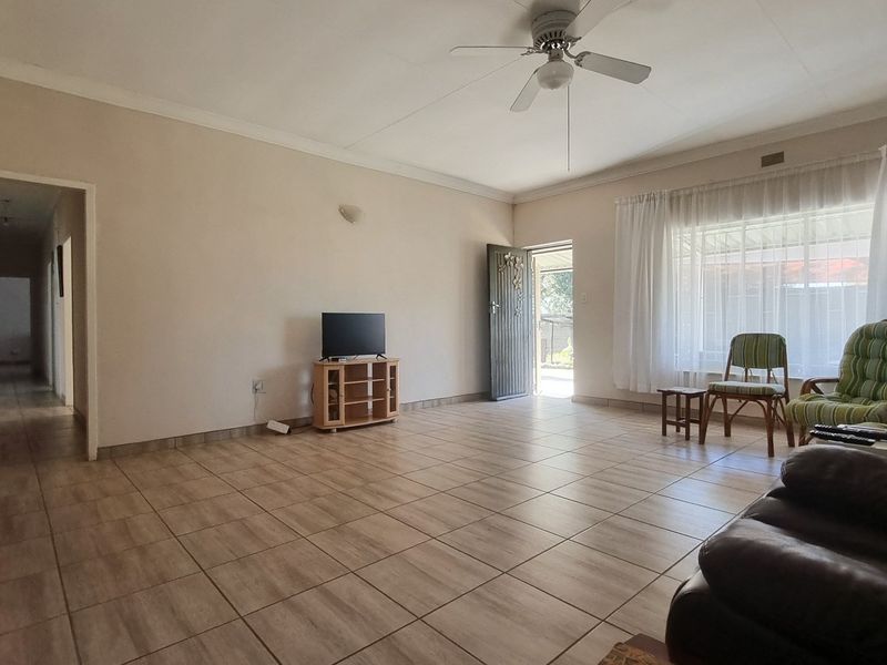 Three-Bedroom Off-Grid Home with Flat, Lapa and Dam Proximity in Oranjeville - Photo 2