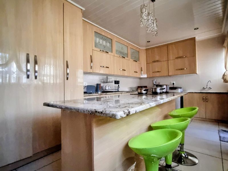 Architectural Elegance for Modern Families - Photo 4