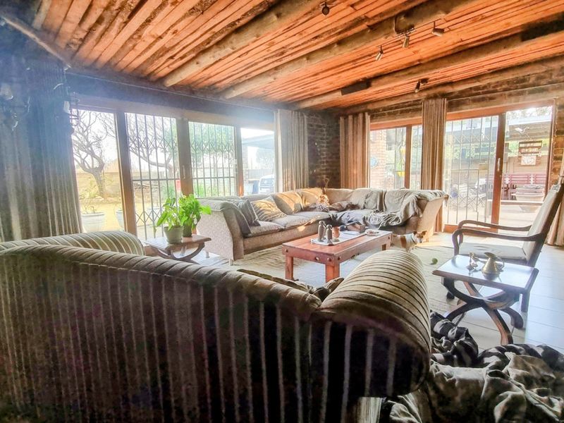Where Space, Comfort & Family Living Meet - Photo 1