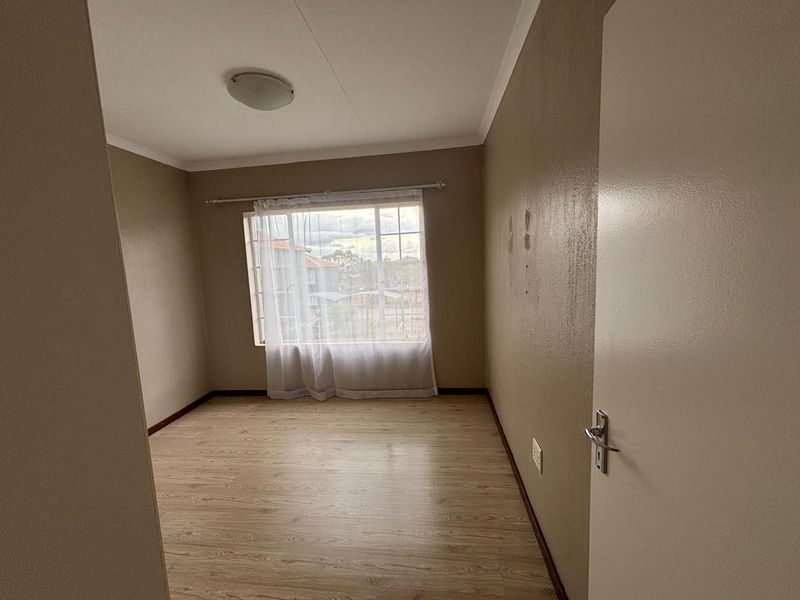 Bright Northgate flat with open plan living - Photo 10
