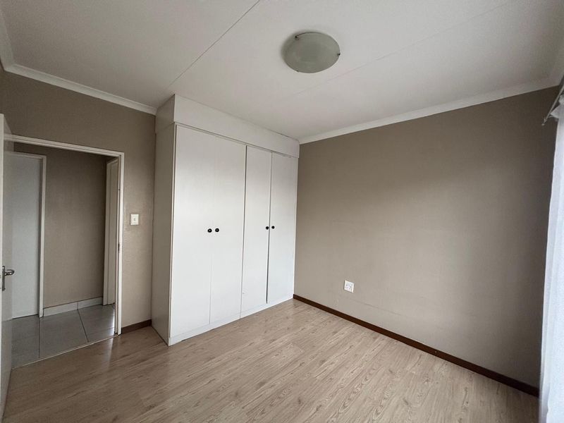 Bright Northgate flat with open plan living - Photo 8