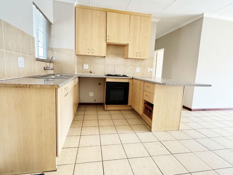 3 BEDROOM, 2 BATHROOM, SECOND FLOOR SPACIOUS OPEN PLAN APARMENT WITH BALCONY  - Photo 2