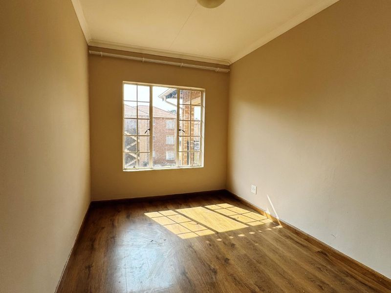 3 BEDROOM, 2 BATHROOM, SECOND FLOOR SPACIOUS OPEN PLAN APARMENT WITH BALCONY  - Photo 9