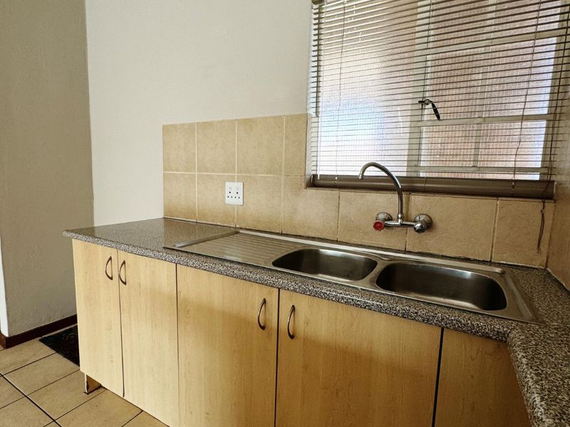 3 BEDROOM, 2 BATHROOM, SECOND FLOOR SPACIOUS OPEN PLAN APARMENT WITH BALCONY  - Photo 3